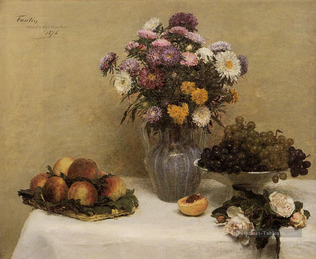 Roses blanches chrysanthèmes dans un vase Pêches et raisins sur une table avec un Whi Henri Fantin Latour Peintures à l'huile